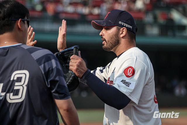 롯데 감보아(오른쪽)는 6월 5경기 등판해 5승(무패) ERA 1.72로 압도적인 투구를 선보이며 월간 MVP를 정조준한다. 사진제공｜롯데 자이언츠