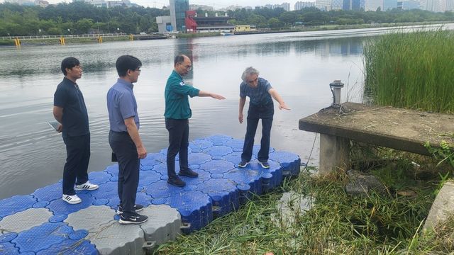 이성철 경륜경정총괄본부장(왼쪽부터 세 번째)을 비롯한 관계자들이 6월 26일 미사경정공원에서 풍수해를 대비해 안전 점검을 진행하고 있다. 사진제공 | 국민체육진흥공단