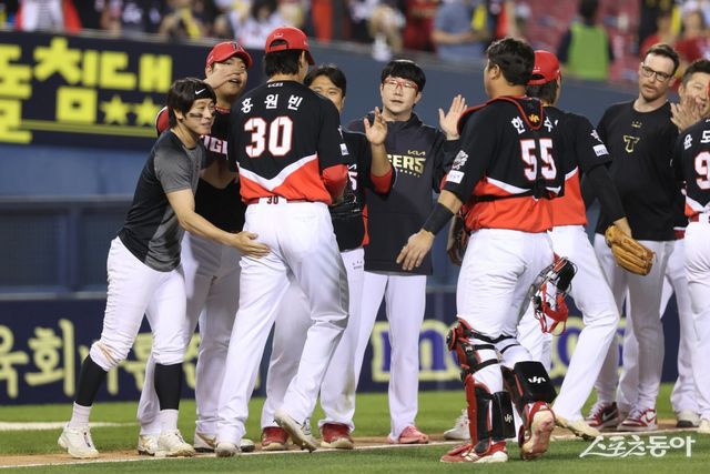 KIA 홍원빈(30번)은 3일 잠실 두산전에서 데뷔 7년 만에 생애 첫 1군 등판에 나섰다. 최고 154㎞ 강속구를 던져 눈길을 끌었다. 사진제공｜KIA 타이거즈