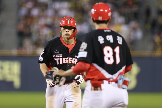 KIA 김호령(왼쪽)은 빼어난 수비력에 이어 타격 발전까지 이뤄내며 외야진에 활력을 불어넣고 있다. 사진제공｜KIA 타이거즈