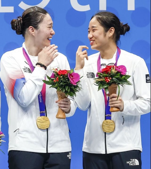 배드민턴국가대표팀 안세영(오른쪽)과 김가은이 5일(한국시간) 자카르타의 이스토라 세나얀에서 열릴 인도네시아오픈2025 대회 3일째 여자단식 16강에서 맞붙는다. 한국여자단식을 이끄는 기둥인 둘의 맞대결에 눈길이 쏠린다. 사진은 2023년 2022항저우아시안게임 여자단체전 금메달을 합작한 뒤 웃는 두 선수. 뉴시스