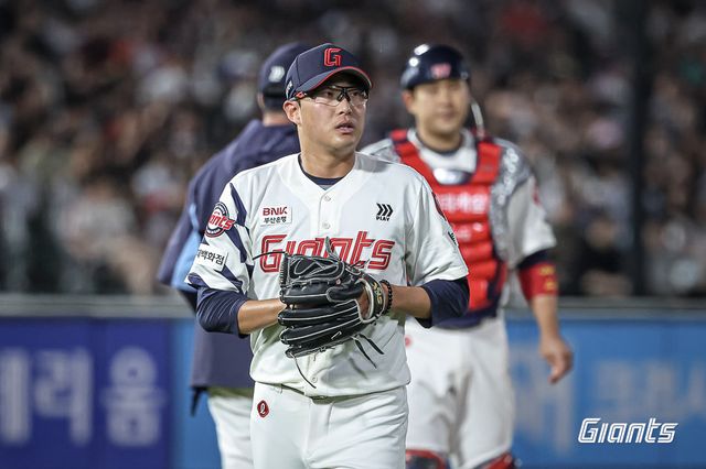 롯데 에이스 박세웅이 좀처럼 부진을 떨쳐내지 못하고 있다. 박세웅이 4일 사직구장에서 열린 키움과 홈경기에 선발등판해 5.1이닝 5실점한 뒤 마운드에서 내려가고 있다. 사진제공｜롯데 자이언츠