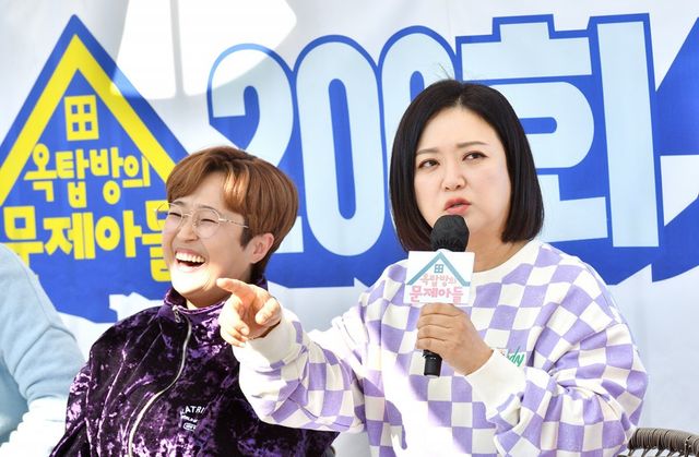 KBS 2TV 예능프로그램 ‘옥탑방의 문제아들’의 주역인 송은이(왼쪽)와 김숙이 18일 서울 서대문구 한 카페 옥탑방에서 진행된 200회 기념 기자간담회에서 취재진의 질문에 답하며 환하게 웃고 있다. 사진제공 ｜ KBS