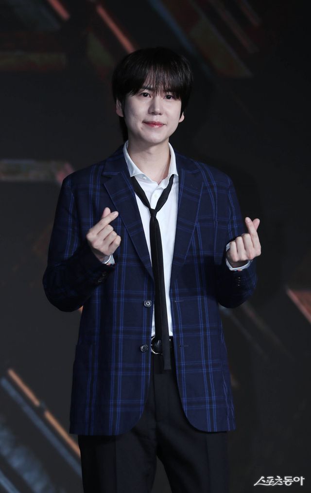 슈퍼주니어 규현이 29일 서울 마포구 마포동 호텔나루서울엠갤러리에서 열린 넷플릭스 ‘데블스 플랜 : 데스룸’ 제작발표회에서 포즈를 취하고 있다. 주현희 기자 teth1147@donga.com