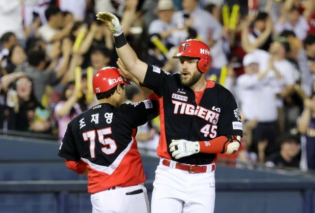 KIA 위즈덤(오른쪽)은 4일 잠실 두산전에서 6번타자 3루수로 선발 출전해 5타수 3안타(1홈런) 3타점 2득점을 기록했다. 결승포와 KBO리그 첫 두자릿수 홈런을 기록했다. 잠실｜뉴시스
