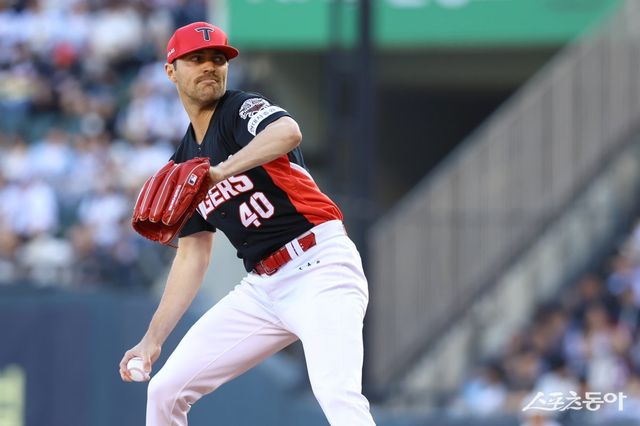 KIA 제임스 네일이 4일 잠실 두산전에서 힘차게 공을 던지고 있다.&nbsp;그는 타구에 손을 맞았지만 5이닝을 3실점으로 막아내 시즌 4승째를 수확했다. 사진제공｜KIA 타이거즈