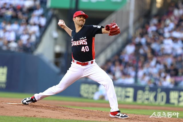 KIA 제임스 네일이 4일 잠실 두산전에서 힘차게 공을 던지고 있다. 그는 타구에 손을 맞았지만 5이닝을 3실점으로 막아내 시즌 4승째를 수확했다. 사진제공｜KIA 타이거즈