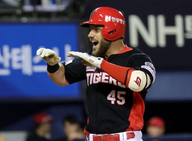 KIA 위즈덤은 4일 잠실 두산전에서 6번타자 3루수로 선발 출전해 5타수 3안타(1홈런) 3타점 2득점을 기록했다. 결승포와 KBO리그 첫 두자릿수 홈런을 기록했다. 잠실｜뉴시스