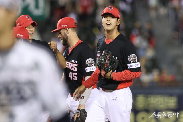 KIA 홍원빈(오른쪽)은 3일 잠실 두산전에서 데뷔 7년 만에 생애 첫 1군 등판에 나섰다. 최고 154㎞ 강속구를 던져 눈길을 끌었다. 사진제공｜KIA 타이거즈