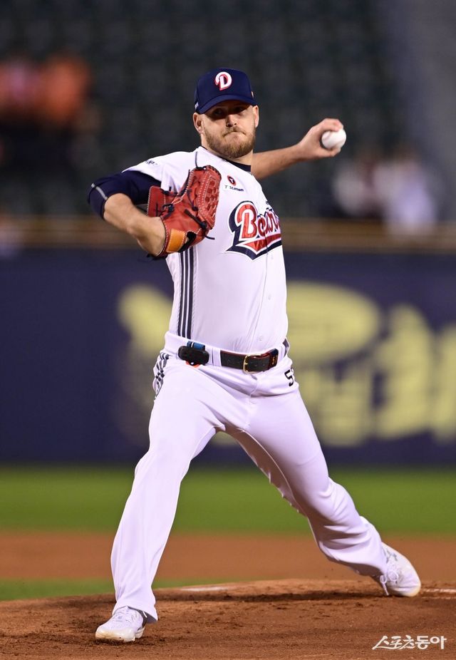 재정비 차원에서 2군행을 통보받았던 두산 외국인투수 콜 어빈이 오는 10일 대전 한화전에 선발로 등판한다. 어빈은 4일 잠실구장에서 라이브피칭 50구를 소화했다. 조성환 두산 감독대행은 “스트라이크 비율이 좋아진 점이 긍정적”이라며 그의 1군 복귀 계획을 밝혔다. 스포츠동아DB