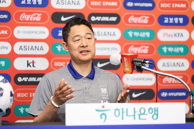 이 감독은 4일 강원도 원주시 인터불고 호텔에서 사령탑 취임 일성으로 “축구 인생의 기로에 섰다. 큰 동기부여를 갖고 이 몸이 부서지더라도 2026아이치·나고야아시안게임에서 반드시 금메달을 따고 싶다”고 힘주어 말했다.