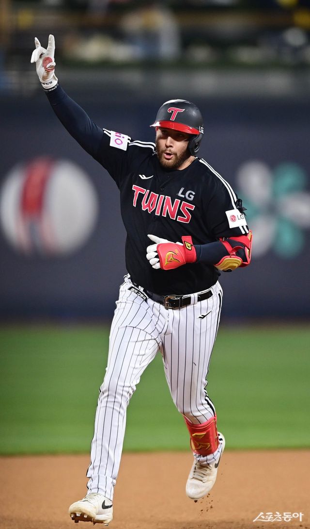 LG 오스틴 딘은 올해도 LG의 주전 1루수로 맹활약을 펼치며 팀의 승률 고공행진을 이끌고 있다. 2023년과 2024년에 이어 2025년에도 1루수 부문 골든글러브 수상이 유력한 후보 중 한명이다. 삼성 디아즈와의 치열한 경쟁이 흥미로울 것으로 예상된다. 스포츠동아DB