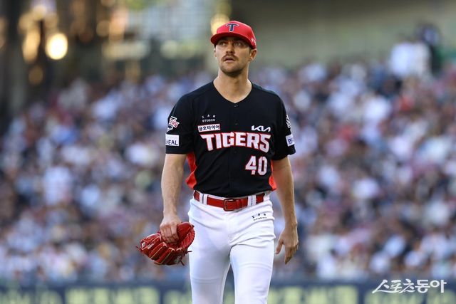 KIA 제임스 네일이 4일 잠실 두산전에서 이닝을 마친 뒤 덕아웃으로 걸어가고 있다. 그는 타구에 손을 맞았지만 5이닝을 3실점으로 막아내 시즌 4승째를 수확했다. 사진제공｜KIA 타이거즈