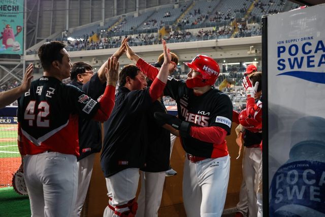KIA 김호령(오른쪽)은 빼어난 수비력에 이어 타격 발전까지 이뤄내며 외야진에 활력을 불어넣고 있다. 사진제공｜KIA 타이거즈