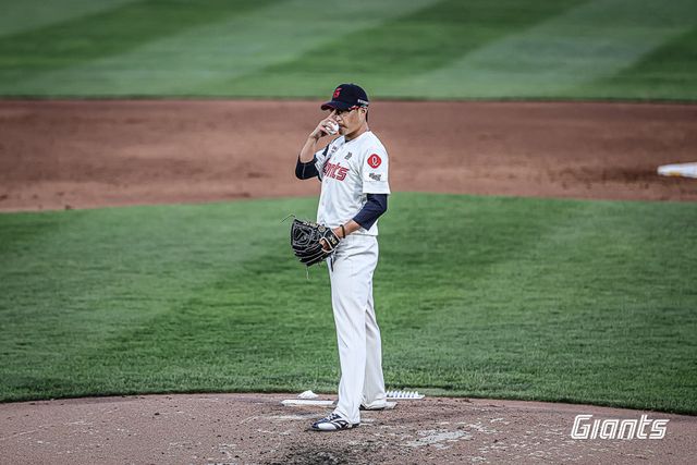 롯데 박세웅이 4일 사직구장에서 열린 키움과 홈경기에 선발등판해 투구를 준비하고 있다. 사진제공｜롯데 자이언츠