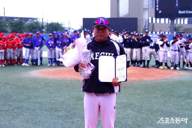 대치중의 2025 화성특례시장배 전국유소년야구대회 U-16 청룡 우승을 이끈 박철홍 감독. 사진제공｜대한유소년야구연맹