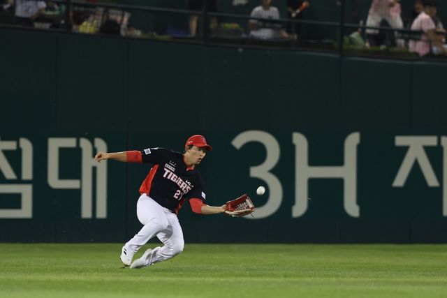 KIA 김호령은 빼어난 수비력에 이어 타격 발전까지 이뤄내며 외야진에 활력을 불어넣고 있다. 사진제공｜KIA 타이거즈