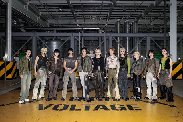 세븐틴이 미국 인기 토크쇼 ‘켈리 클락슨 쇼’에서 신곡 ‘THUNDER’ 무대로 존재감을 각인시키며, 빌보드와 오리콘 차트까지 석권했다. 사진제공 | 플레디스 엔터테인먼트