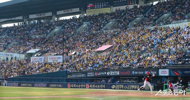 5일 잠실 KIA-두산전이 매진됐다. 3~5일 두 팀의 주중 3연전 모두 매진이자 두산의 올 시즌 15번째 홈경기 매진이다. 스포츠동아 DB