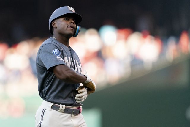 키움이 5일 루벤 카디네스의 대체 외국인선수 스톤 개랫과 총액 3만5000 달러에 계약했다. 카디네스는 팔꿈치 굴곡근 손상 진단을 받아 6주의 회복기간이 필요하다. 개랫은 우타 거포형 타자로 외야 전 포지션을 소화할 수 있다는 평가를 받는다. AP뉴시스