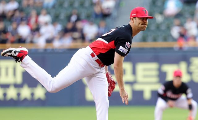 KIA 네일은 4일 잠실 두산전에서 강습 타구에 오른손을 맞아 다쳤지만, 큰 이상 없이 다음 등판을 준비한다.｜뉴시스