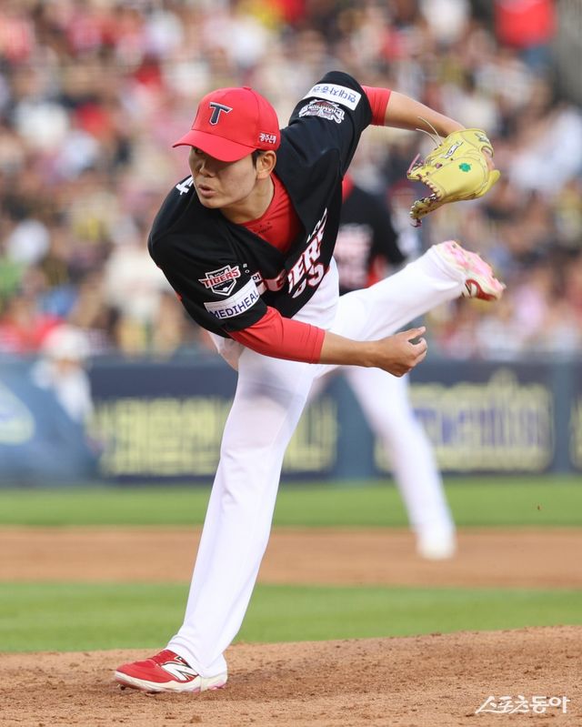 KIA 투수 성영탁은 4일 잠실 두산전에서 구원 등판해 1이닝 무안타 무4사구 무실점으로 생애 첫 홀드를 따냈다. 사진제공｜KIA 타이거즈