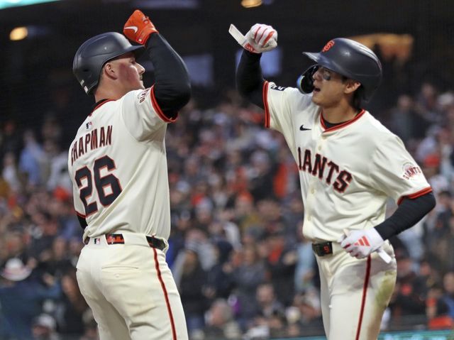 샌프란시스코 이정후(오른쪽)는 5일(한국시간) 오라클파크에서 열린 ‘2025 메이저리그’ 샌디에이고전에서 2번타자 중견수로 선발 출전해 3타수 2안타 1타점 1득점으로 활약했다. 샌프란시스코(미 캘리포니아주)｜AP뉴시스