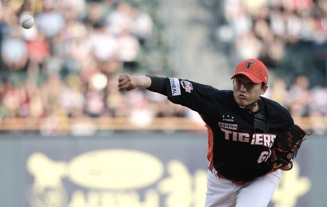 KIA 투수 김도현은 5일 잠실 두산전에서 선발등판해 7이닝 1실점으로 하이 퀄리티스타트를 기록했다. 잠실｜뉴시스&nbsp;