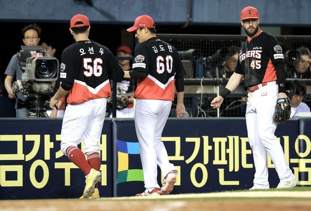 KIA 투수 김도현(가운데)은 5일 잠실 두산전에서 선발등판해 7이닝 1실점으로 하이 퀄리티스타트를 기록했다. 잠실｜뉴시스