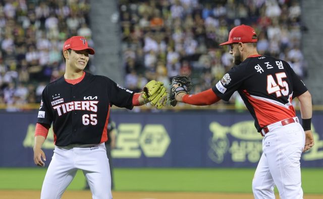 KIA 투수 성영탁(왼쪽)은 4일 잠실 두산전에서 구원 등판해 1이닝 무안타 무4사구 무실점으로 생애 첫 홀드를 따냈다. 잠실｜뉴시스