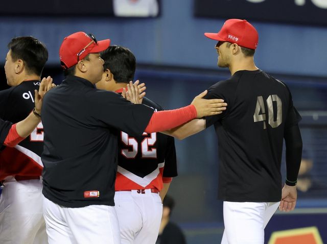 KIA 네일(오른쪽)은 4일 잠실 두산전에서 강습 타구에 오른손을 맞아 다쳤지만, 큰 이상 없이 다음 등판을 준비한다.｜뉴시스