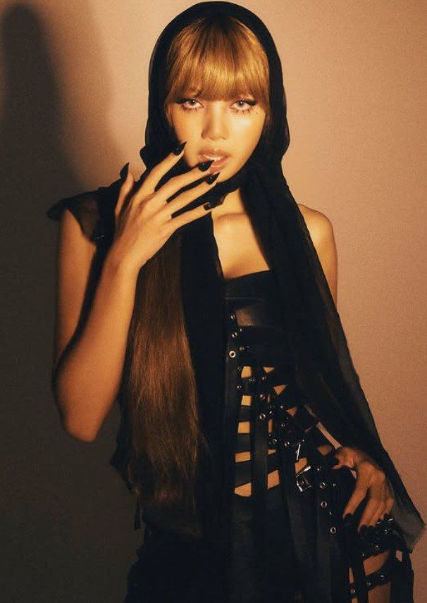 블랙핑크 멤버 리사가 ‘단독’ 다큐멘터리 영화 제작 소식을 알리며 글로벌 영향력 과시에 나섰다. 이번 다큐멘터리 영화는 글로벌 음반사 소니뮤직과 촉망받는 다큐멘터리 감독 수 킴과의 협업으로 제작됐으며 솔로 공연 비하인드는 물론, 가족과 함께하는 일상적인 면모까지 고루 담길 것으로 기대를 모은다. 뉴시스