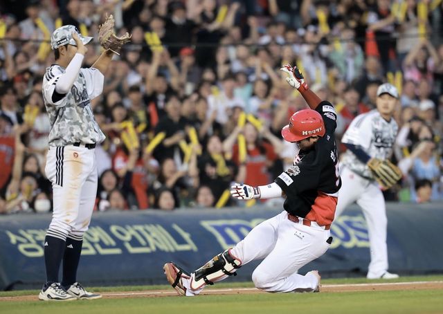 KIA 포수 한준수(오른쪽)는 5일 잠실 두산전에서 생애 첫 3루타를 기록했다. 잠실｜뉴시스