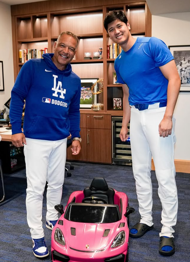 최근 ‘득녀’ 소식을 알린 메이저리그 선수 오타니 쇼헤이가 LA다저스 로버츠 감독에게 깜찍한 ‘핑크 포르쉐’ 리모트카를 선물 받았다. 사진 | LA다저스 인스타그램 캡처