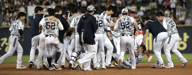 두산 선수들이 5일 잠실 KIA전에서 1-1로 맞선 연장 10회말 김민석의 끝내기안타로 2-1 승리를 거둔 뒤 환호하고 있다. 조성환 감독대행 체제에서 거둔 첫 승으로 기쁨을 더했다. 서울｜뉴시스