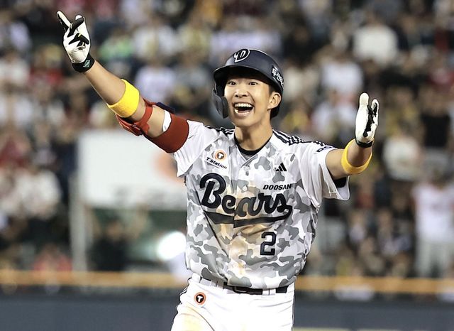두산 김민석이 5일 잠실 KIA전에서 1-1로 맞선 연장 10회말 끝내기안타를 쳐낸 뒤 환호하고 있다. 이날 2-1로 승리를 거둔 두산은 조성환 감독대행 체제에서 첫 승으로 기쁨을 더했다. 서울｜뉴시스