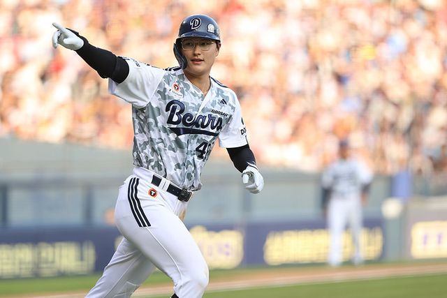 두산 김동준이 6일 잠실구장에서 열린 롯데와 홈경기 6회말 우월 솔로포로 데뷔 첫 홈런을 신고한 뒤 덕아웃을 향해 손짓하고 있다. 사진제공｜두산 베어스