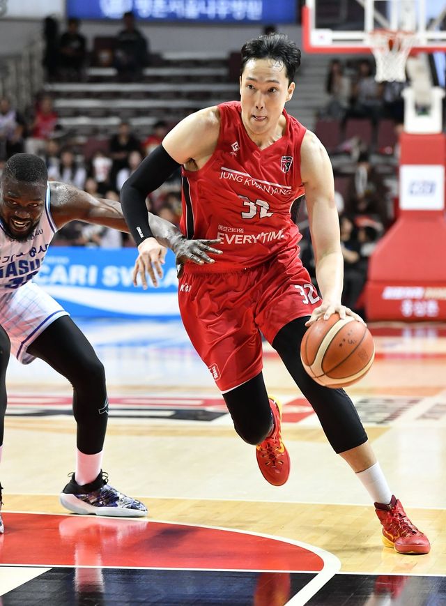 FA 센터 이종현이 안양 정관장에 잔류한다. KBL은 6일 정관장이 이종현과 계약기간 1년, 보수 총액 1억 원의 조건으로 재개약을 체결했다고 알렸다. 사진제공｜KBL