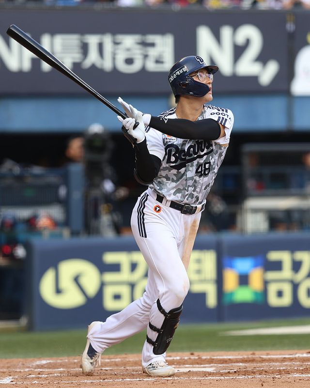 두산 김동준이 6일 잠실구장에서 열린 롯데와 홈경기 6회말 우월 솔로포를 터트리고 있다. 사진제공｜두산 베어스