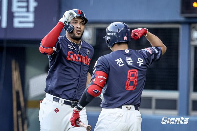 롯데 외국인타자 빅터 레이예스(왼쪽)가 6일 잠실구장에서 열린 두산과 원정경기 8회초 추격의 중월 2점홈런을 터트린 뒤 주장 전준우와 기쁨을 나누고 있다. 사진제공｜롯데 자이언츠