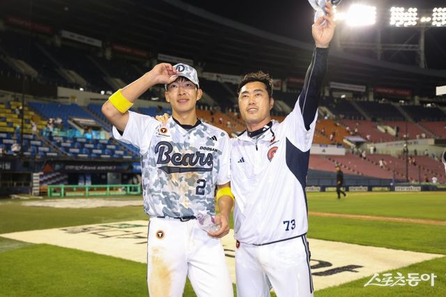 &nbsp;조성환 두산 감독대행(오른쪽)은 5일 잠실 KIA전에서 연장 10회말 2-1 승리를 이끌었다. 경기 뒤 선수단에게 첫 승 기념 물세례를 맞고 있다. 사진제공｜두산 베어스