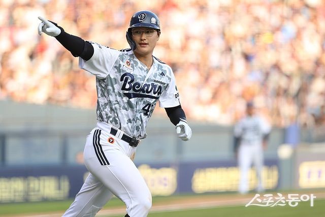 두산 김동준이 6일 잠실구장에서 열린 롯데와 홈경기 6회말 우월 솔로포로 데뷔 첫 홈런을 기록한 뒤 덕아웃을 향해 손짓하고 있다. 사진제공｜두산 베어스