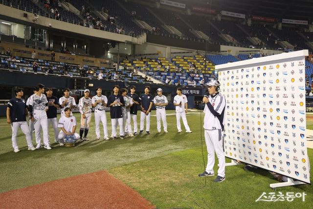 &nbsp;조성환 두산 감독대행(오른쪽)은 5일 잠실 KIA전에서 연장 10회말 2-1 승리를 이끌었다. 경기 뒤 선수단에게 첫 승 기념 물세례를 맞고 있다. 사진제공｜두산 베어스