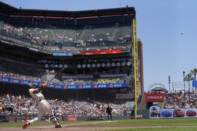 샌프란시스코 이정후가 6일(한국시간) 오라클파크에서 열린 샌디에이고와 홈경기 1회말 2루타를 날리고 있다. 샌프란시스코(미 캘리포니아주)｜AP뉴시스