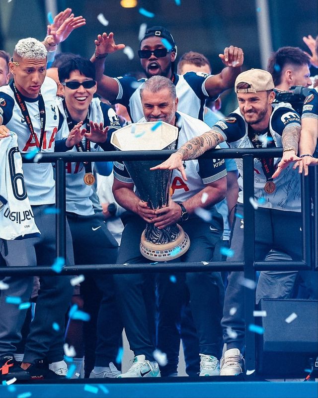 성적 부진으로 경질된 엔제 포스테코글루 감독(가운데)을 상당수 토트넘 선수들은 지지했다. 주장 손흥민(선글라스 착용)과 제임스 매디슨 등 베테랑들이 특히 많은 신뢰를 보였다. 지난달 북런던 도심에서 진행된 UEL 우승 기념 카퍼레이드에서 포스테코글루 감독이 트로피를 들어올리는 모습. 사진출처｜토트넘 홋스퍼