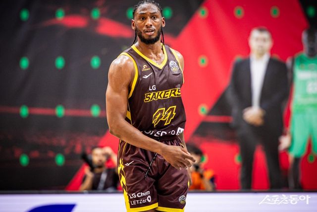 LG가 8일(한국시간) 두바이에서 열린 BCL 아시아 C조 조별리그 1차전에서 타오위안에 73-89로 졌다. 단기 계약으로 합류한 외국인선수 폴리 폴리캡이 15점・13리바운드 더블-더블 활약을 펼쳤다. 사진제공ㅣBCL ASIA