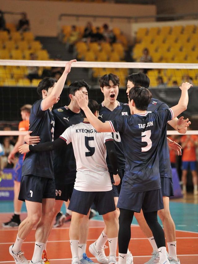남자배구대표팀 선수들이 7일 천안 유관순체육관에서 열린 네덜란드와 2차 평가전에서 득점한 뒤 한데 모여 기쁨을 나누고 있다. 사진출처｜대한배구협회 인스타그램