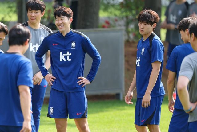 축구대표팀 주장 손흥민(왼쪽 2번째)이 8일 파주NFC에서 진행된 훈련 도중 환하게 웃고 있다. 북중미월드컵 최종엔트리에 뽑히면 4번째 월드컵 본선에 도전하게 된다. 파주｜뉴시스