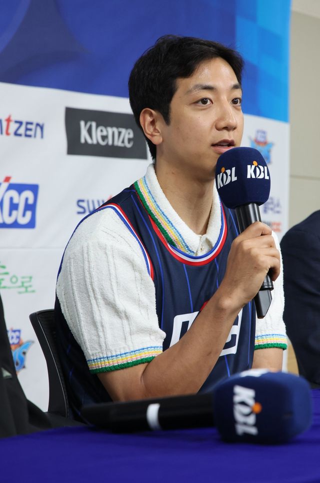 KT가 KCC로 이적한 허훈의 FA 보상으로 현금을 택했다. KT는 허훈의 지난 시즌 보수 200%인 14억 원을 KCC로부터 받는다. 김낙현을 SK로 떠나보낸 가스공사 역시 현금 보상으로 10억 원을 받게 됐다. 뉴시스