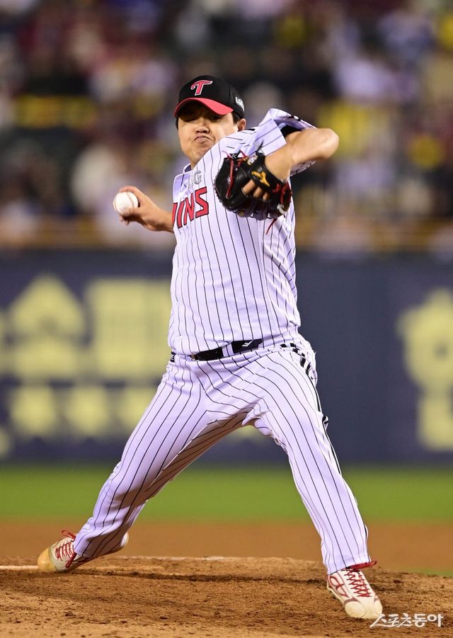 LG 장현식이 발목에 이어 광배근 부상에서도 회복한 뒤 1군에 돌아왔다. 장현식은 유영찬과 함께 당분간은 연투를 하지 않을 예정이다. 그는 8일 “몸 관리에 대해 조금 더 깊게 생각하고 있다”며 신중한 모습을 보였다. 스포츠동아DB